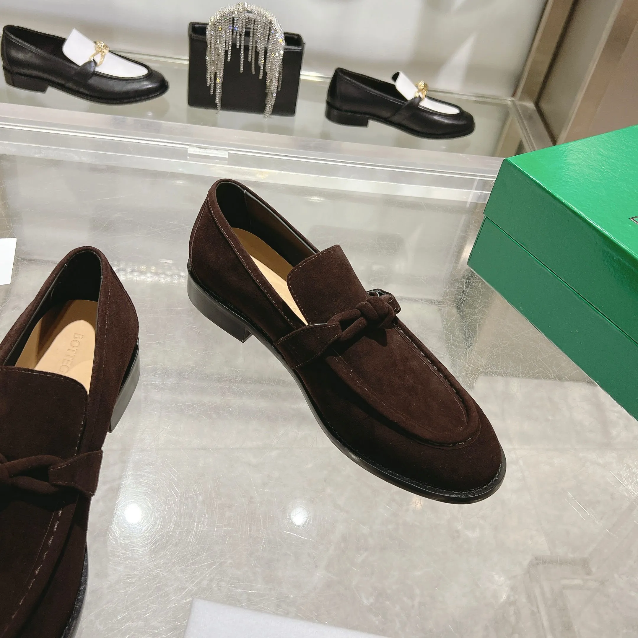 [BV] Top P: 820💰 Couple size: female 35-39 (female 40 custom-made) male 39-44 (38.45 non-refundable) Bottega Veneta 2025 counter synchronization style! Small round toe loafers! Imported leather outsole! High-grade cashmere! Solid color Niuli! Original board developed leather buckle